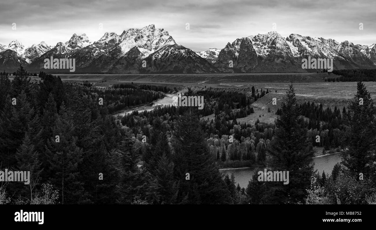 Der Snake River und Schnee auf den Bergen der Grand Teton National Park in Wyoming, in Schwarzweiß gesehen. Von der gleichen Stelle wie die berühmten Ansel Ad genommen Stockfoto