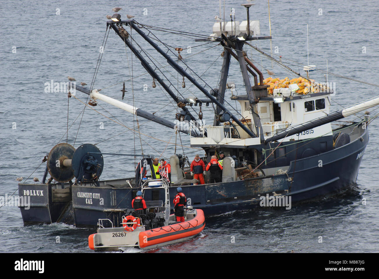 Coast Guard Cutter Aktive crewmitglieder Verhalten eine Fischerei einsteigen an der Cutter 26-Fuß-Over-the-horizon kleines Boot vor der Küste von Kalifornien, Dez. 28, 2017. Aktiv statt einer Siebenwöchigen counterdrug und Fischerei Strafverfolgung Patrouille im östlichen Pazifischen Ozean und an der Westküste der USA der US-Küstenwache Stockfoto