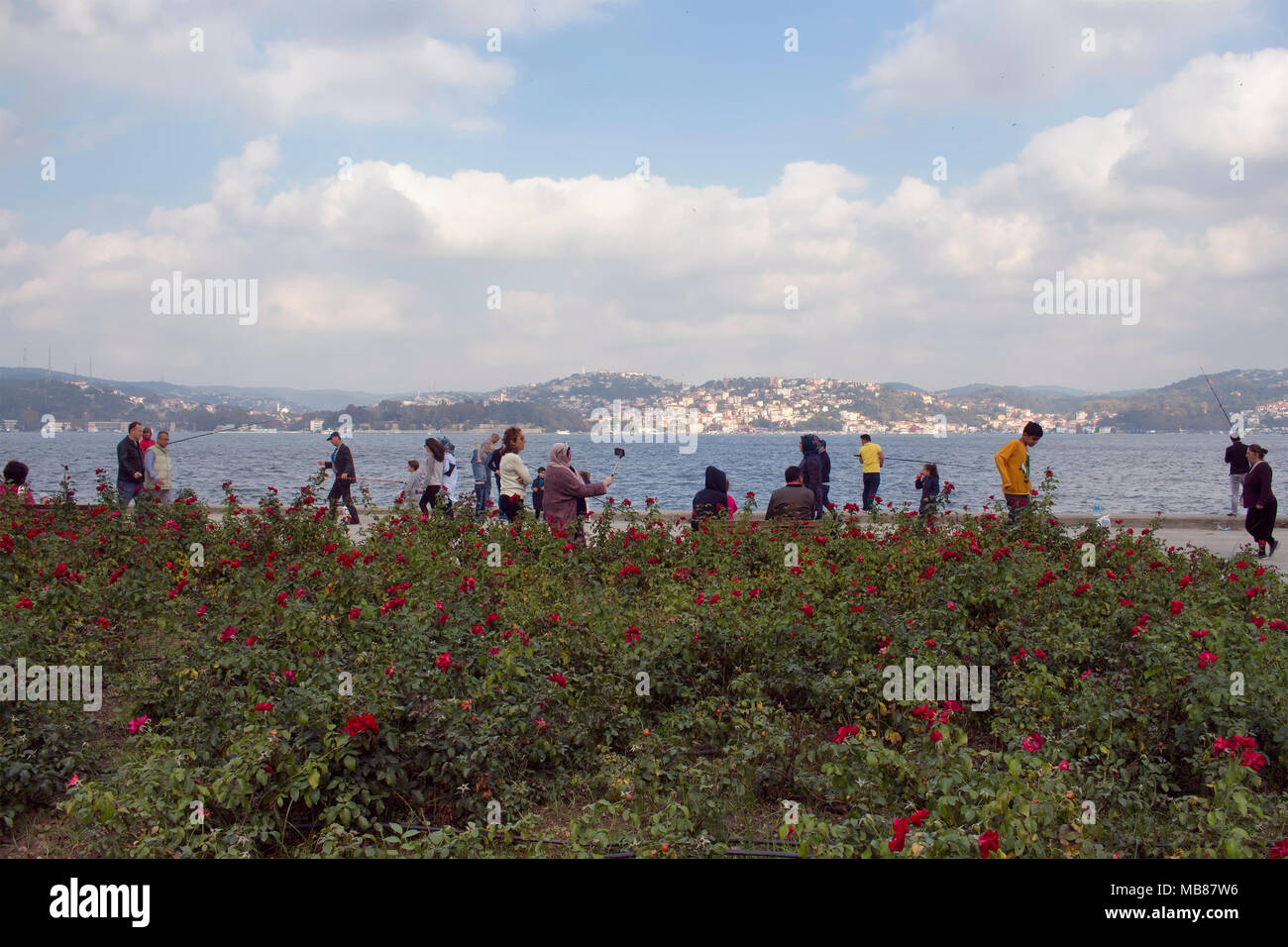 Menschen gehen durch den Bosporus in Istanbul. Stockfoto