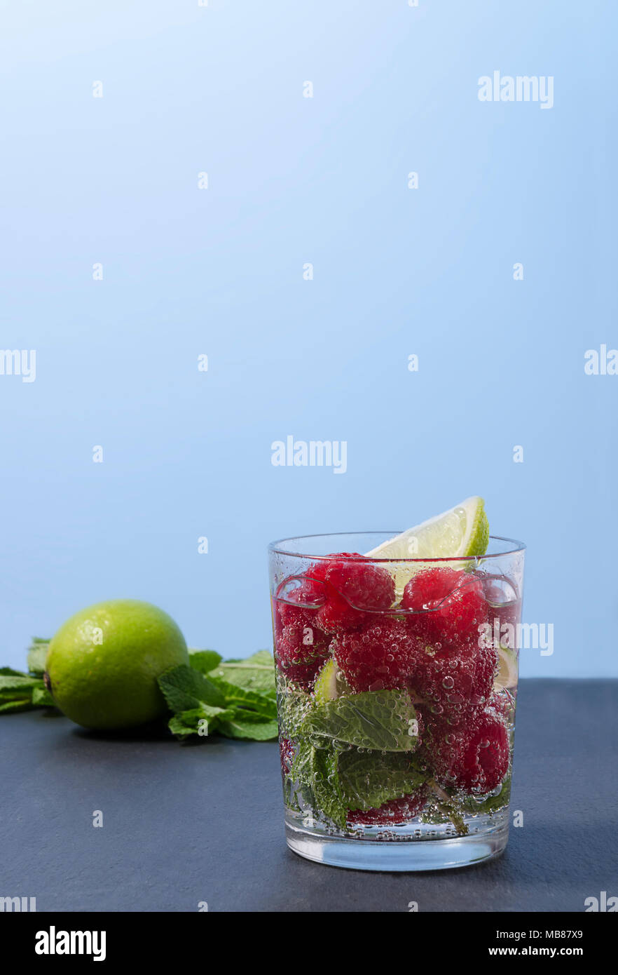 Himbeere Limonade mit Limette und Minze in ein Glas. Nicht-alkoholische Himbeere Erfrischung trinken. Raspberry Mojito in ein Glas mit Minze und Limone. Stockfoto