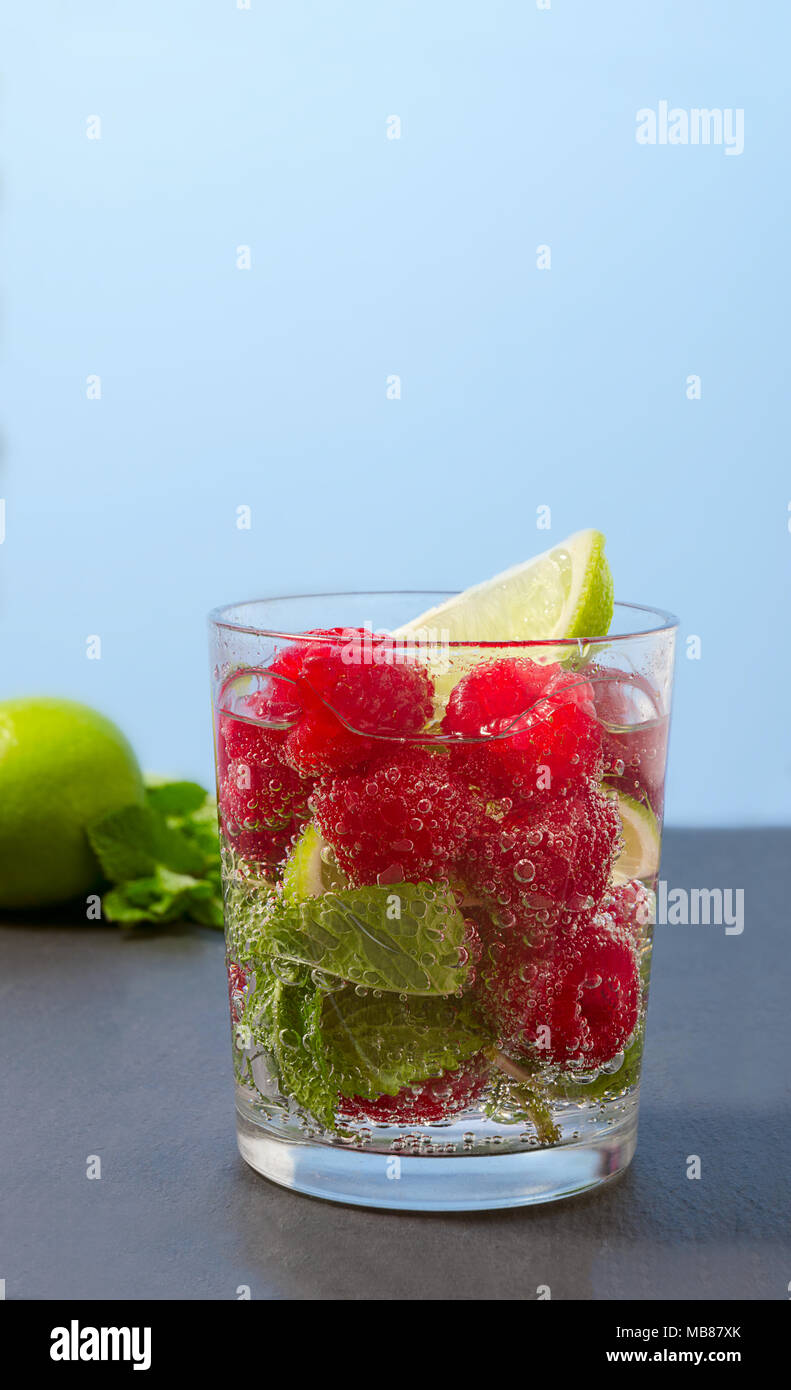 Himbeere Limonade mit Limette und Minze in ein Glas. Nicht-alkoholische Himbeere Erfrischung trinken. Raspberry Mojito in ein Glas mit Minze und Limone. Stockfoto