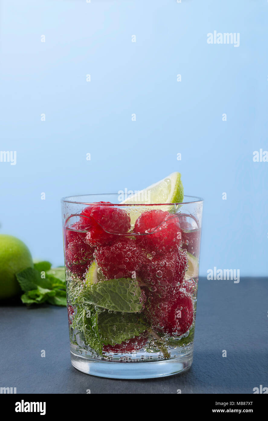 Himbeere Limonade mit Limette und Minze in ein Glas. Nicht-alkoholische Himbeere Erfrischung trinken. Raspberry Mojito in ein Glas mit Minze und Limone. Stockfoto