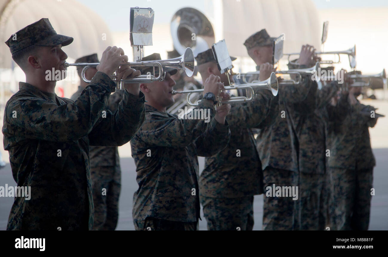 Marines mit der 3. Marine Flugzeugflügel (MAW) Band mehrere Musikstücke während der Marine Fighter Attack Squadron (Vmfa) 211 Änderung der Befehl Zeremonie an der Marine Corps Air Station Yuma, Ariz., Jan. 19, 2018 spielen. Oberstleutnant Chad A. Vaughn, der scheidende Kommandeur des VMFA-211, Befehl verzichtet auf die entgegenkommenden Kommandeur, Oberstleutnant Kyle Shoop. (U.S. Marine Corps Stockfoto