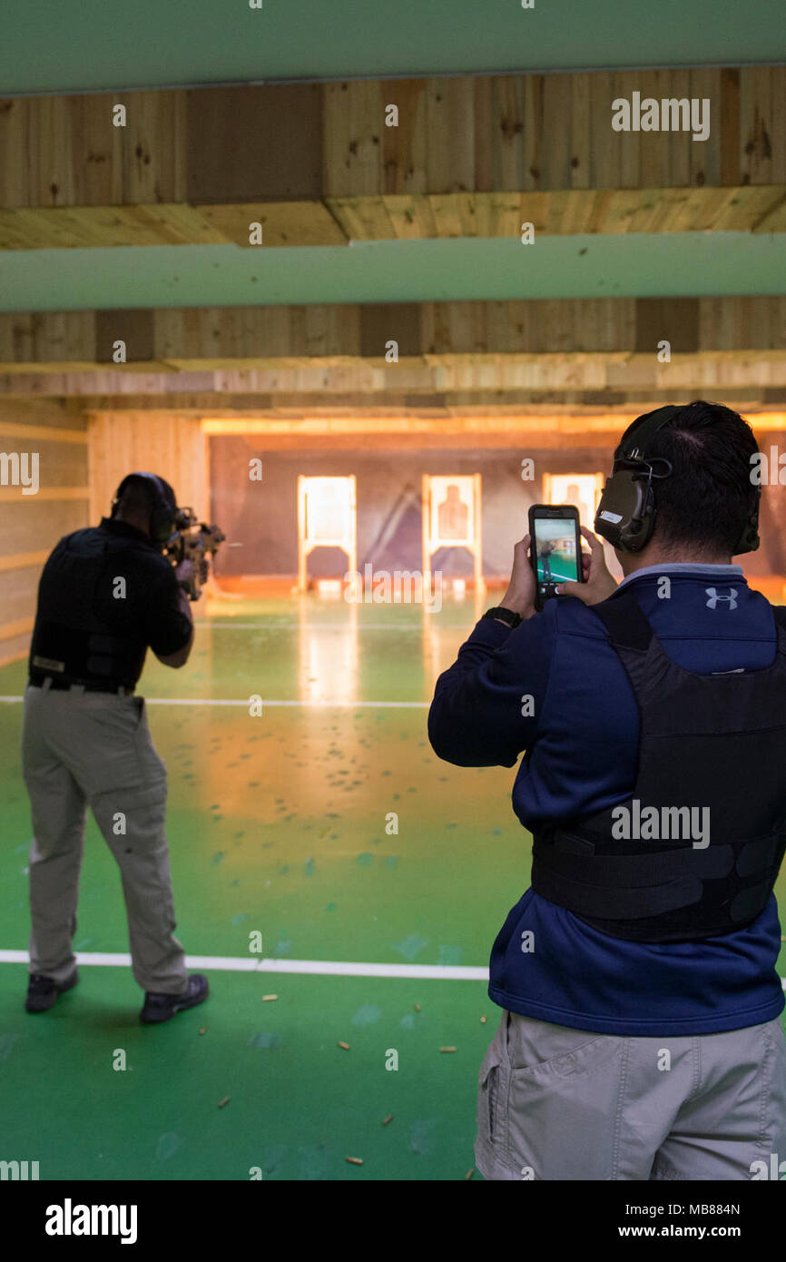 Für US-amerikanische Mitglieder des Obersten Alliierten Befehlshaber Europa (SACEUR) Sicherheit Loslösung ein Bild von Ihren ersten Aufnahmen mit der Heckler und Koch G36 K A4 Gewehr, auf chièvres Air Base, Belgien, Jan. 24, 2018. (U.S. Armee Stockfoto