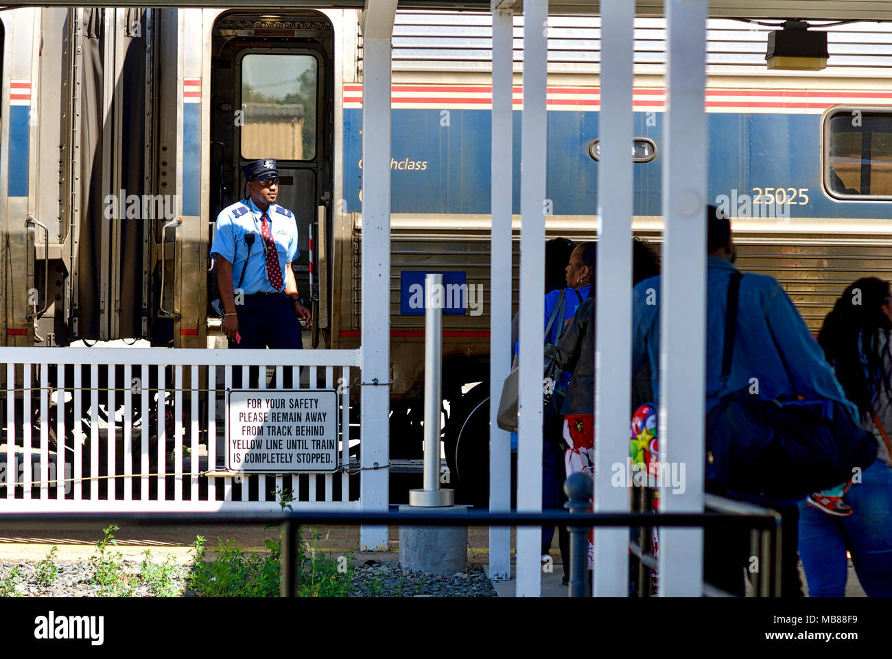 Florence, South Carolina, USA - April 2, 2018: Passagiere vorbereiten Zum board Amtrak's "Palmetto", Zug Nr. 90 in Richtung Norden an der Florence, SC, Station. Stockfoto