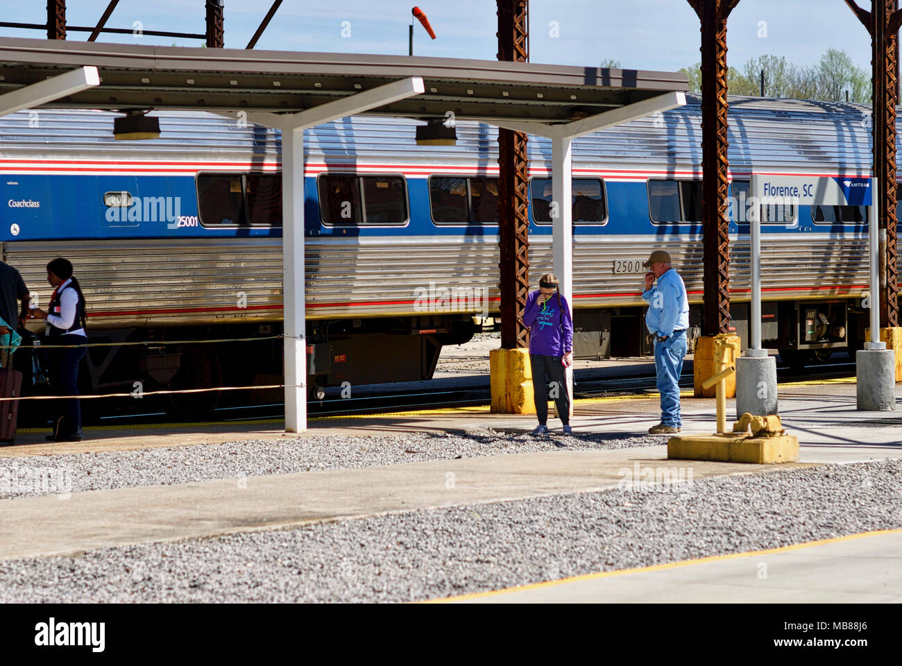 Florence, South Carolina, USA - April 2, 2018: Die Passagiere nehmen eine Zigarettenpause während ein Zug in die Florence, South Carolina, Amtrak Station. Stockfoto