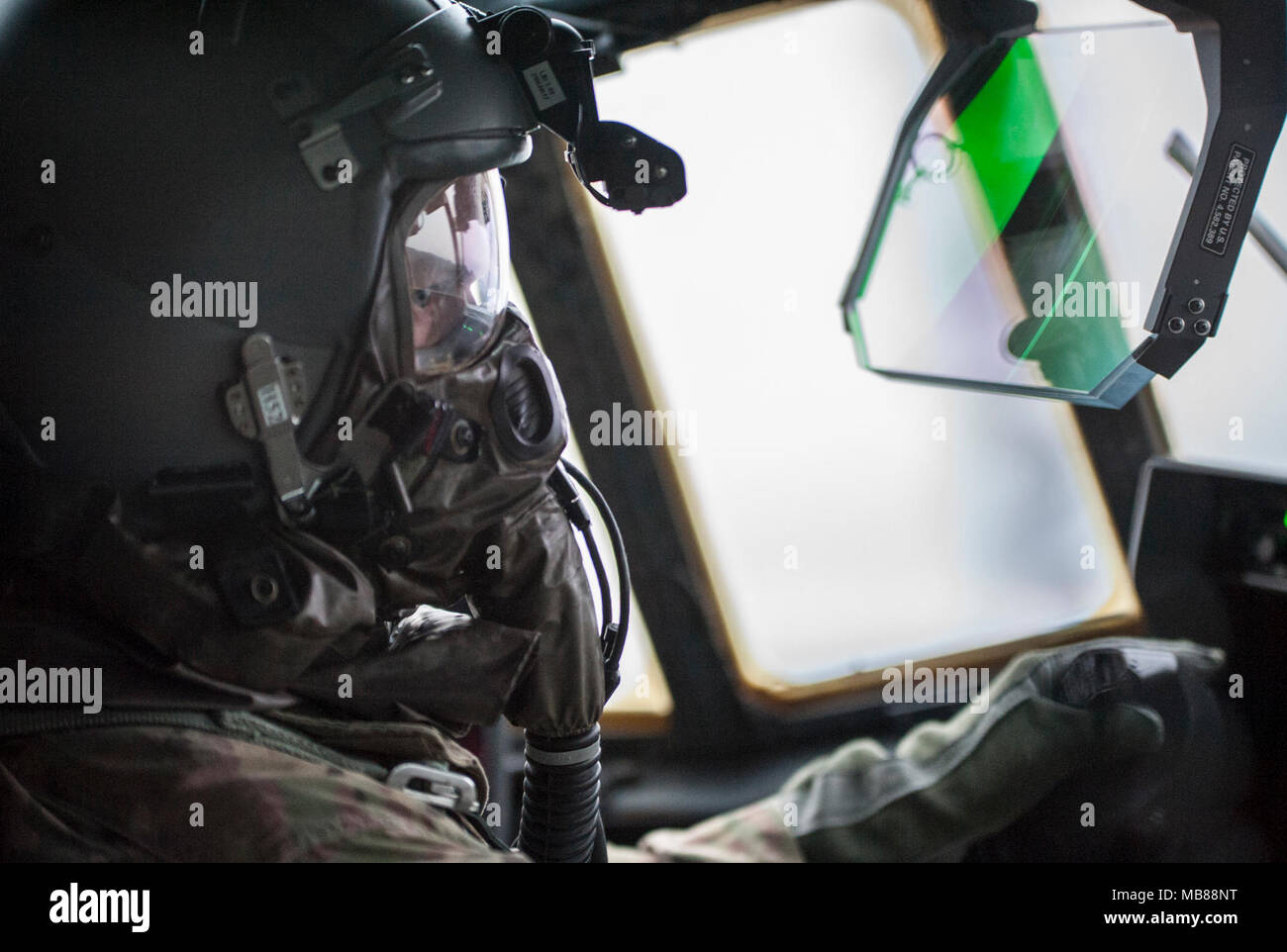 Ein US Air Force 17 Special Operations Squadron pilot führt In-flight Training mit aircrew Augen- und Atemschutz System (AERPS) 31.01.2018, vor der Küste von Okinawa, Japan. Das bordpersonal wechselten sich Ausrüstung überstreifen im Flug, während der Rest der Crew, Sie überwacht als Sicherheitsmaßnahme. (U.S. Air Force Stockfoto