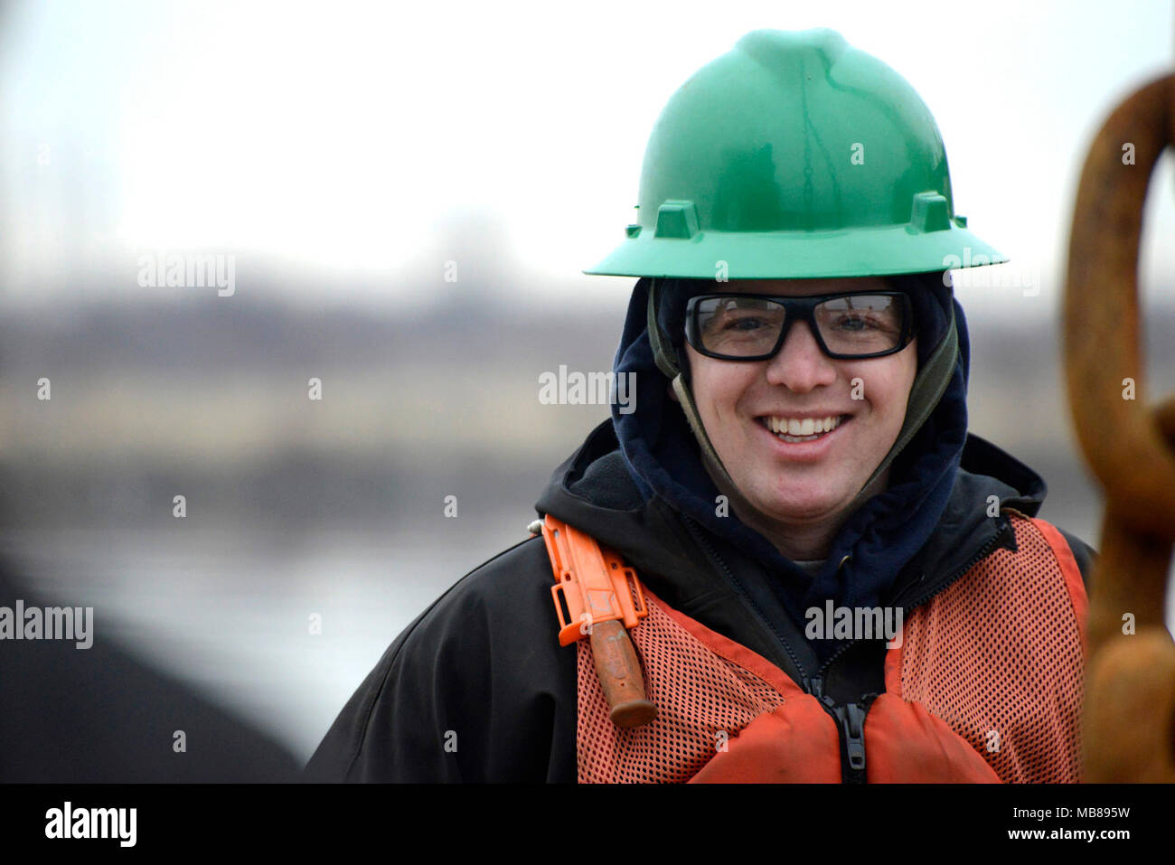 Petty Officer 2nd class Andrew Stichel, Kumpel von einem Elektriker stationiert auf der Coast Guard Cutter William Tate, Gespräche mit crewmitglieder zwischen Bojen im Delaware River, Feb 6, 2017. Das William Tate ist eine 175-Fuß-Boje, Ausschreibung in Philadelphia homeported und führt Operationen zwischen New Jersey und Maryland. Coast Guard Foto von Petty Officer 1st Class Seth Johnson Stockfoto