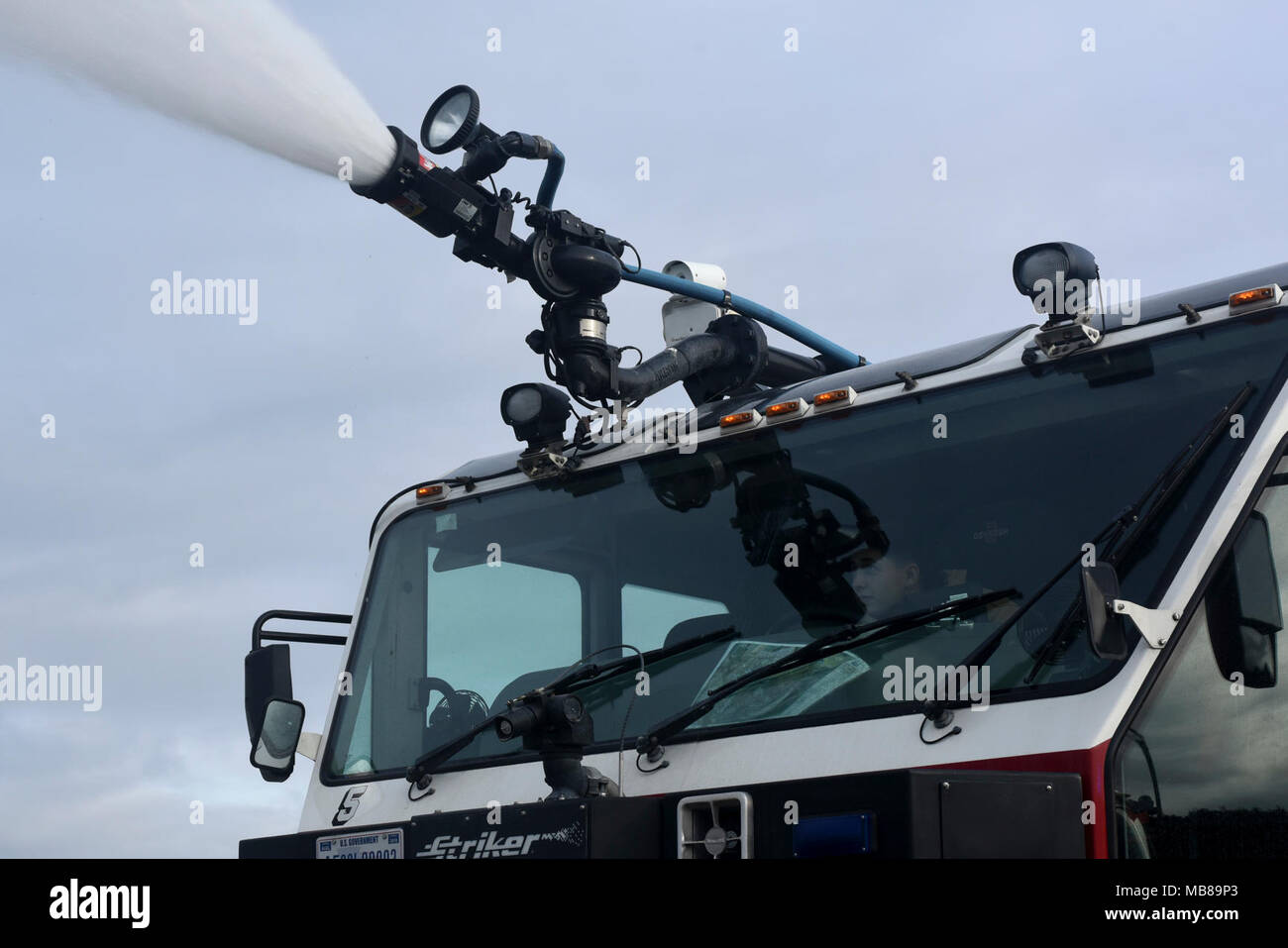 Einen Flieger für die 48 Bauingenieur Geschwader zugewiesen betreibt ein feuerwehrauto im Royal Air Force Lakenheath, England, 8. Februar. RAF Lakenheath Feuerwehrmänner werden geschult, um eine Vielzahl von Notsituationen zu reagieren. (U.S. Air Force Foto/Airman 1st Class Eli Chevalier) Stockfoto