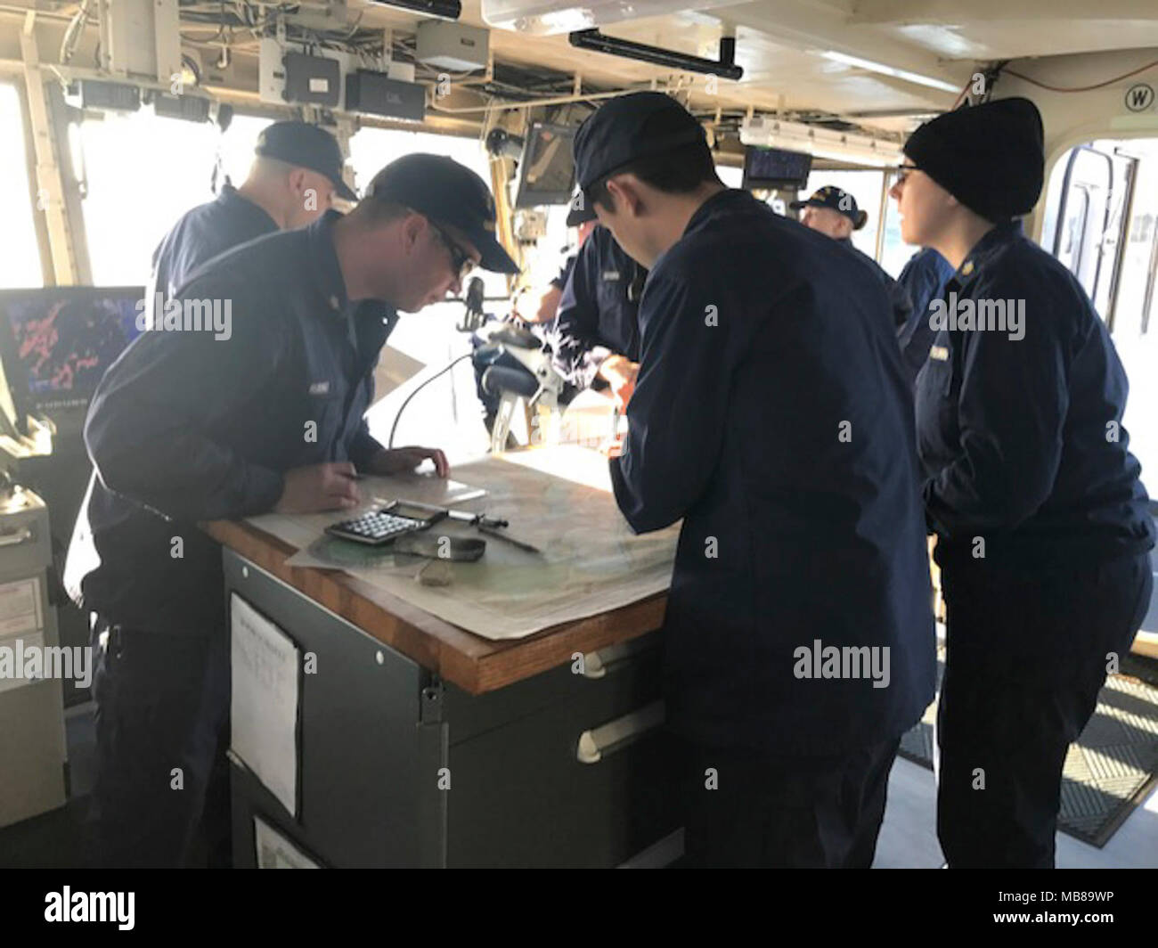 Mitglieder Der Besatzung An Bord Der Brucke Der Coast Guard Cutter