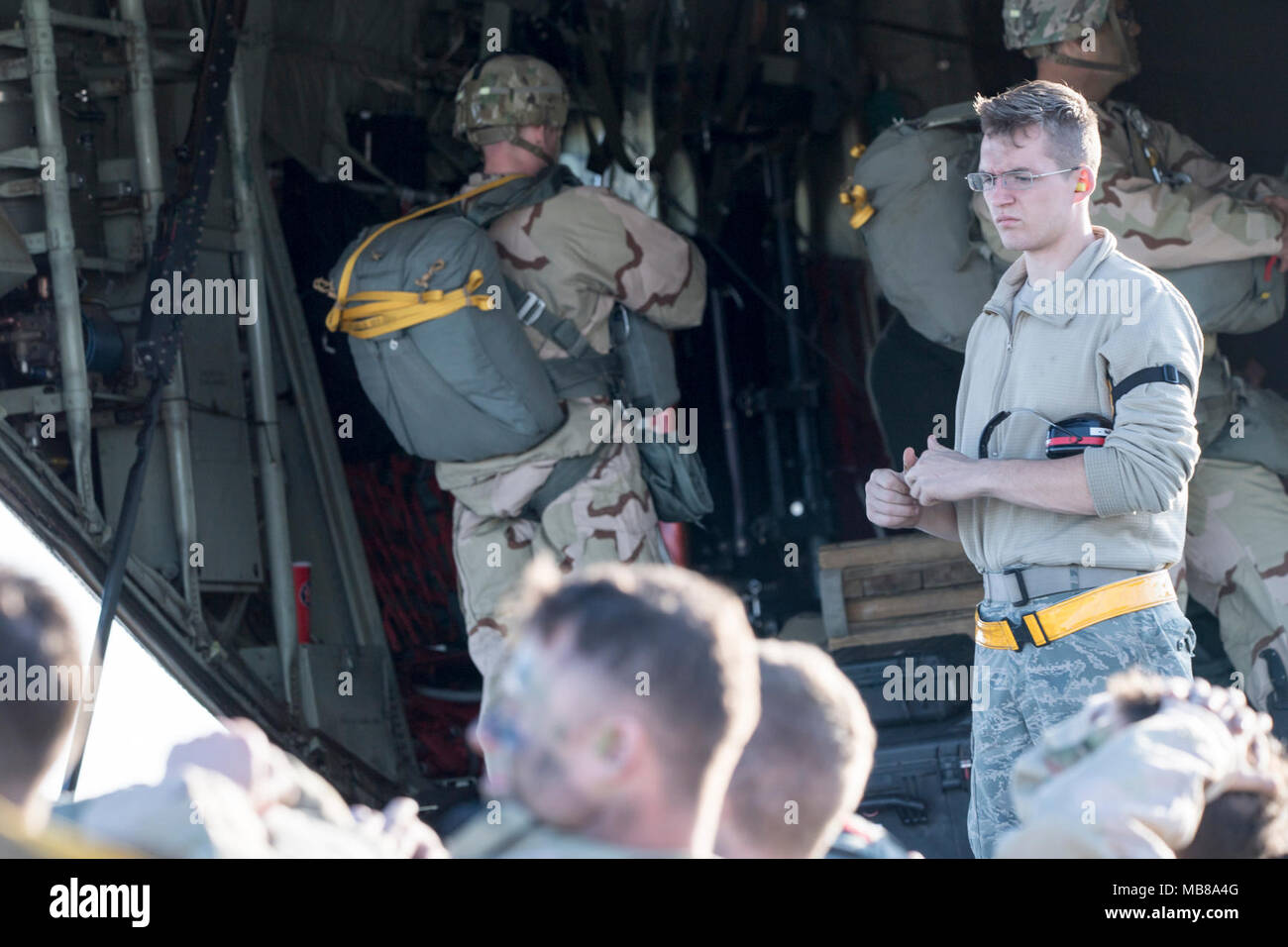 Papst Army Airfield, N.C. - Airman 1st Class Jared, 43 d Air Mobility Squadron Antenne Anschluss Flug, als fallschirmjäger von der 82nd Airborne Division der C-130 J Hercules auf Grün Rampe hier Feb 9, 2018 Last, während eine gemeinsame große Paket Woche und Not der Bereitstellungsbereitschaft Übung Feb 5-11 statt. Flieger in den 43 d Air Mobility Operations Group bei Papst mitgeführte Unterstützung für den Besuch von Air Force Piloten ihren Hilfsfluegen Soldaten und Ausrüstung aus Papst Feld während der Übung. Während der gesamten Woche, Air Mobility Command Besatzungen durchgeführt 173 Missionen, transportieren mehr als 3.000 Par Stockfoto