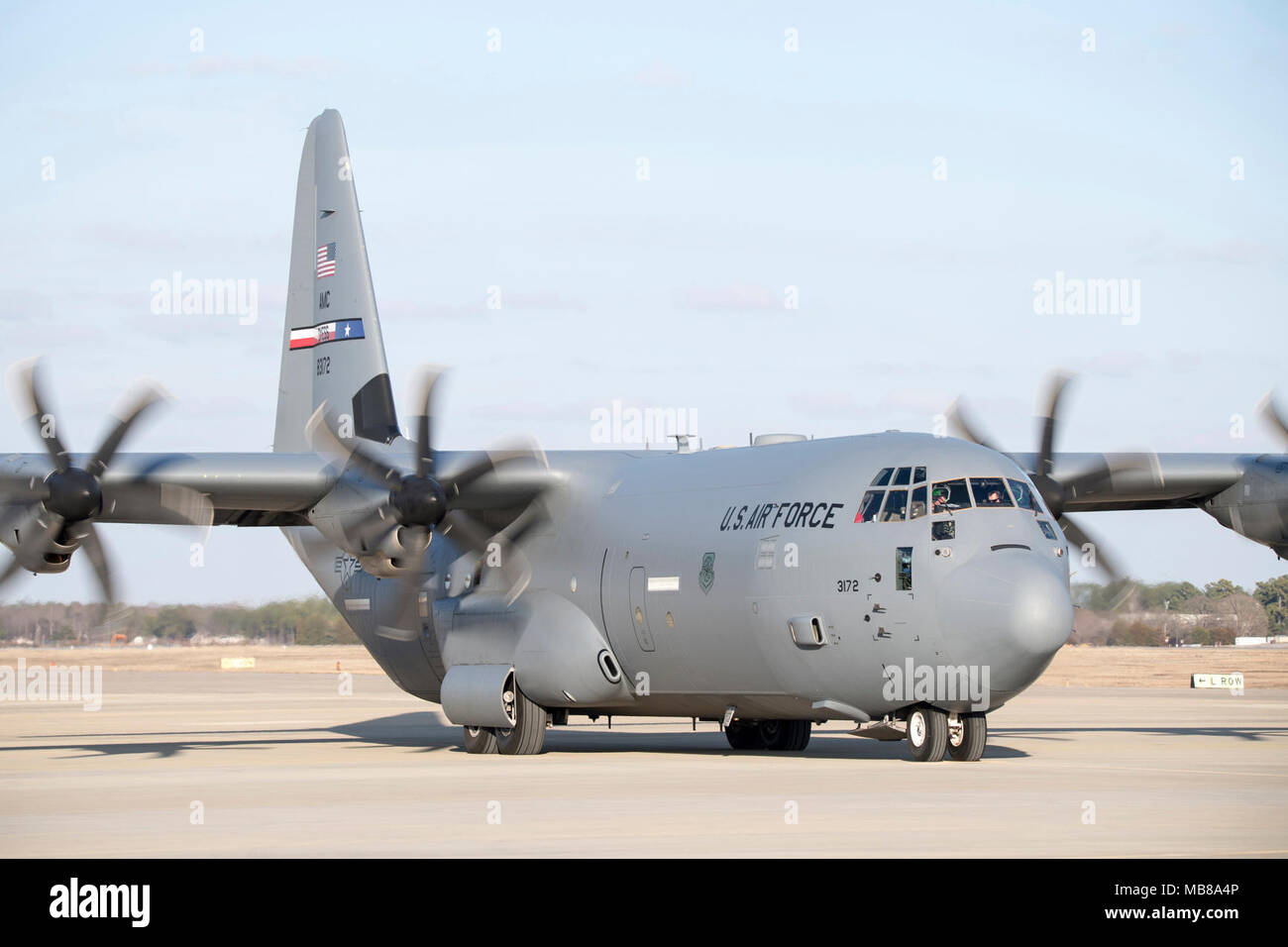 Papst Army Airfield, N.C. - Eine C-130 J Hercules aus der 317. Airlift Wing an Dyess Air Force Base, Texas, führt seine Engines beim Abflug von Grün Rampe hier wartet mit einer Last der 82nd Airborne Division Fallschirmjäger Feb 9, 2018, in einer gemeinsamen großen Paket Woche und Not der Bereitstellungsbereitschaft Übung Feb 5-11 statt. Flieger in den 43 d Air Mobility Operations Group bei Papst mitgeführte Unterstützung für den Besuch von Air Force Piloten ihren Hilfsfluegen Soldaten und Ausrüstung aus Papst Feld während der Übung. Während der gesamten Woche, Air Mobility Command Besatzungen durchgeführt 173 Missionen, Transport m Stockfoto