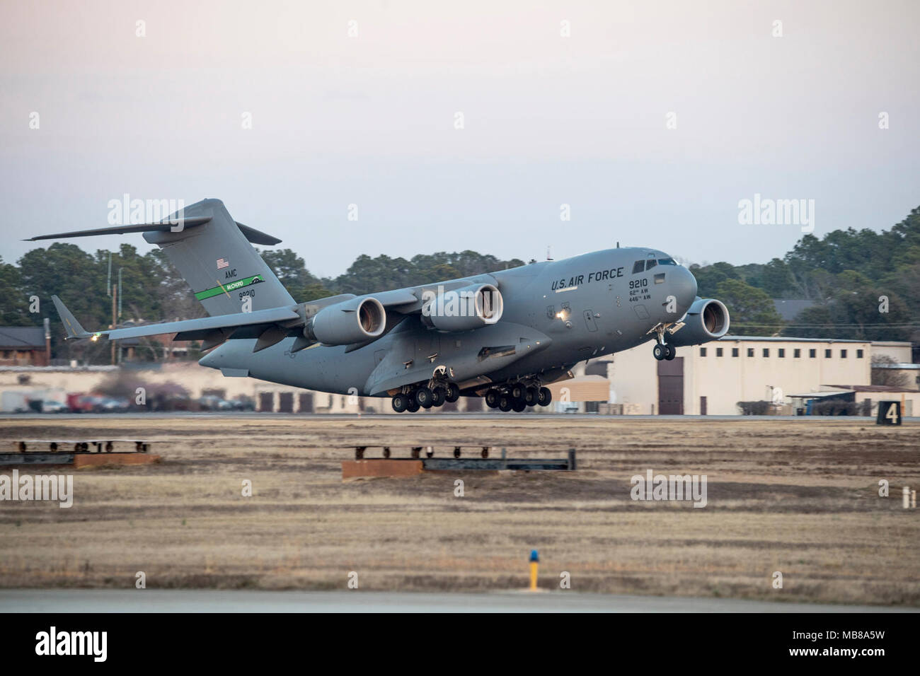 Papst Army Airfield, N.C. - Eine C-17 Globemaster III vom 62. Airlift Wing an Joint Base McChord, Washington, startet mit einer Last von 82Nd Airborne Division Fallschirmjäger und Cargo Feb 9, 2018, in einer gemeinsamen großen Paket Woche und Not der Bereitstellungsbereitschaft Übung Feb 5-11 statt. Flieger in den 43 d Air Mobility Operations Group bei Papst mitgeführte Unterstützung für den Besuch von Air Force Piloten ihren Hilfsfluegen Soldaten und Ausrüstung aus Papst Feld während der Übung. Während der gesamten Woche, Air Mobility Command Besatzungen durchgeführt 173 Missionen, transportieren mehr als 3.000 Fallschirmjäger und 2,8 Millio Stockfoto