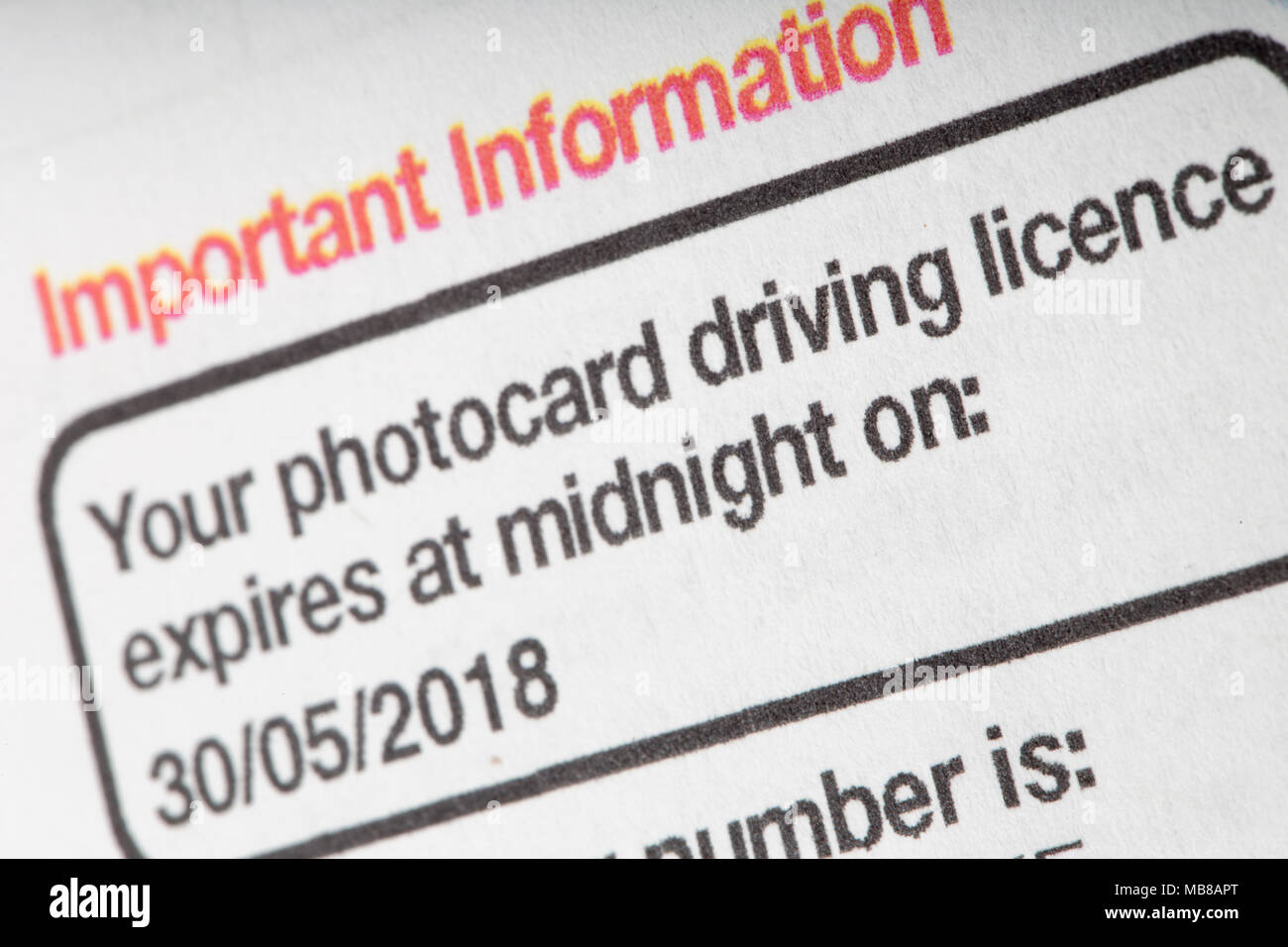 Mahnung von der DVLA eine photocard Führerschein zu erneuern. Großbritannien Stockfoto