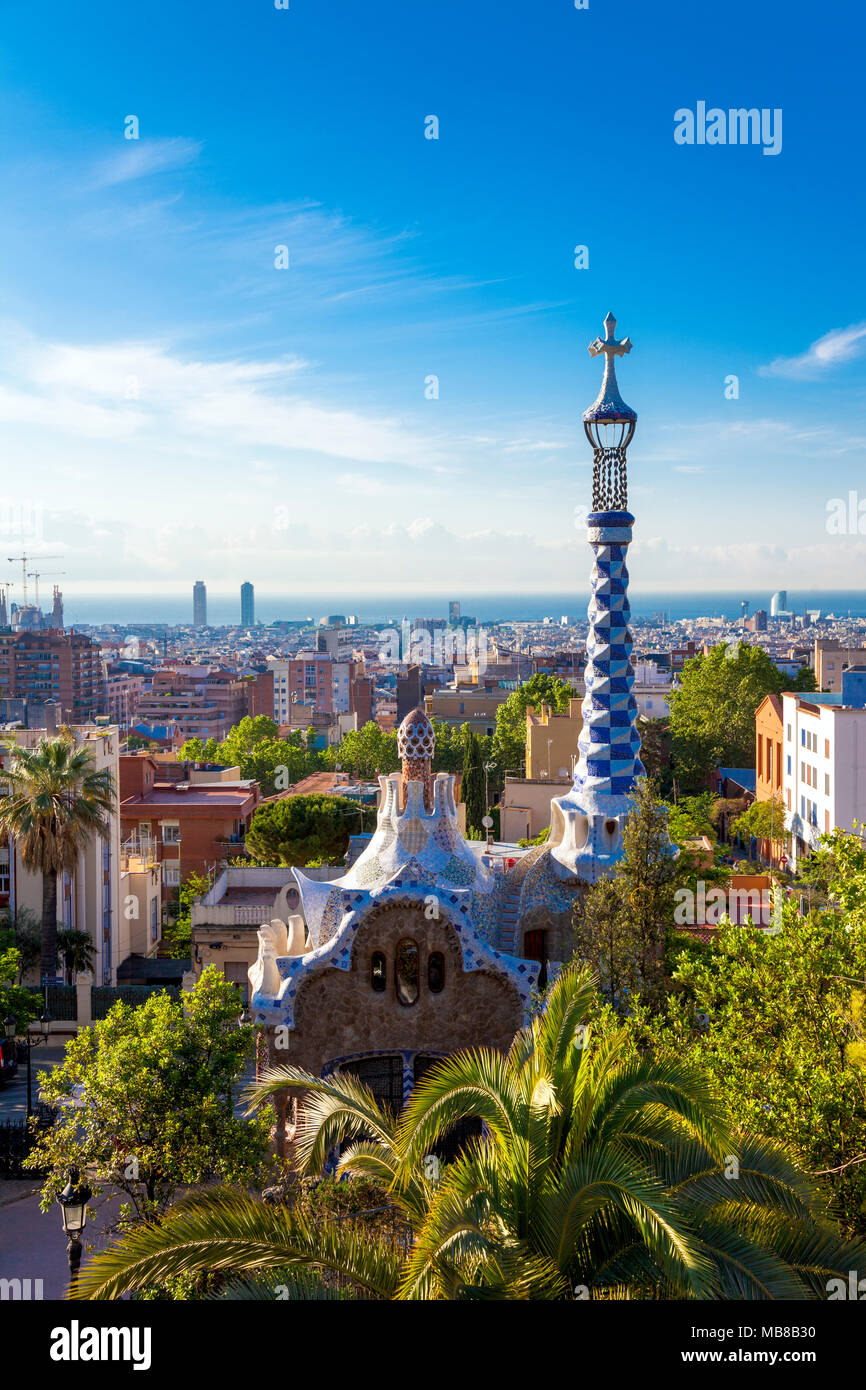 Gaudi Architektur an der Park Güell und Blick auf die Stadt Barcelona, Spanien Stockfoto