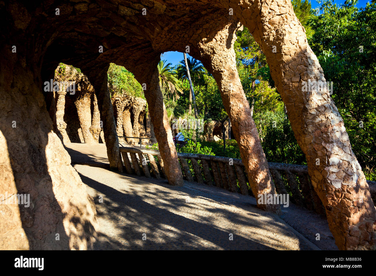 Der Viadukt an der Gaudi Architektur an der Park Güell in Barcelona, Spanien Stockfoto