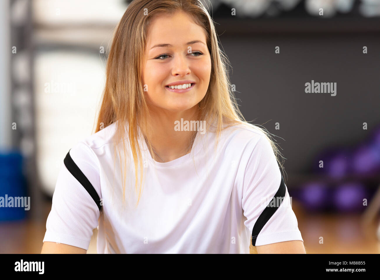 Close-up von lächelnden Porträt eines ruhenden Frau im Fitnesscenter Stockfoto