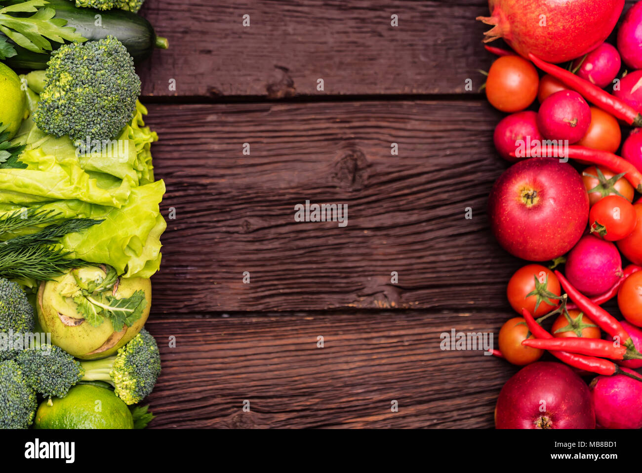 Gesunde Ernährung von grünen und roten Gemüse und Kräuter Stockfoto