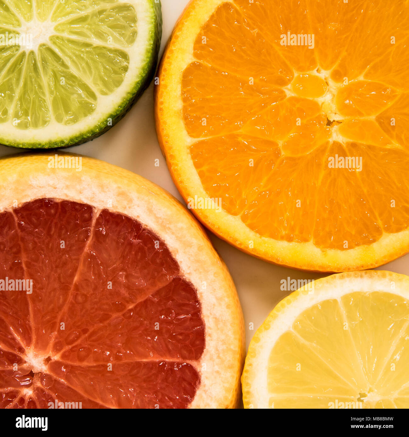 Bunte Scheiben von Zitrusfrüchten Stockfoto