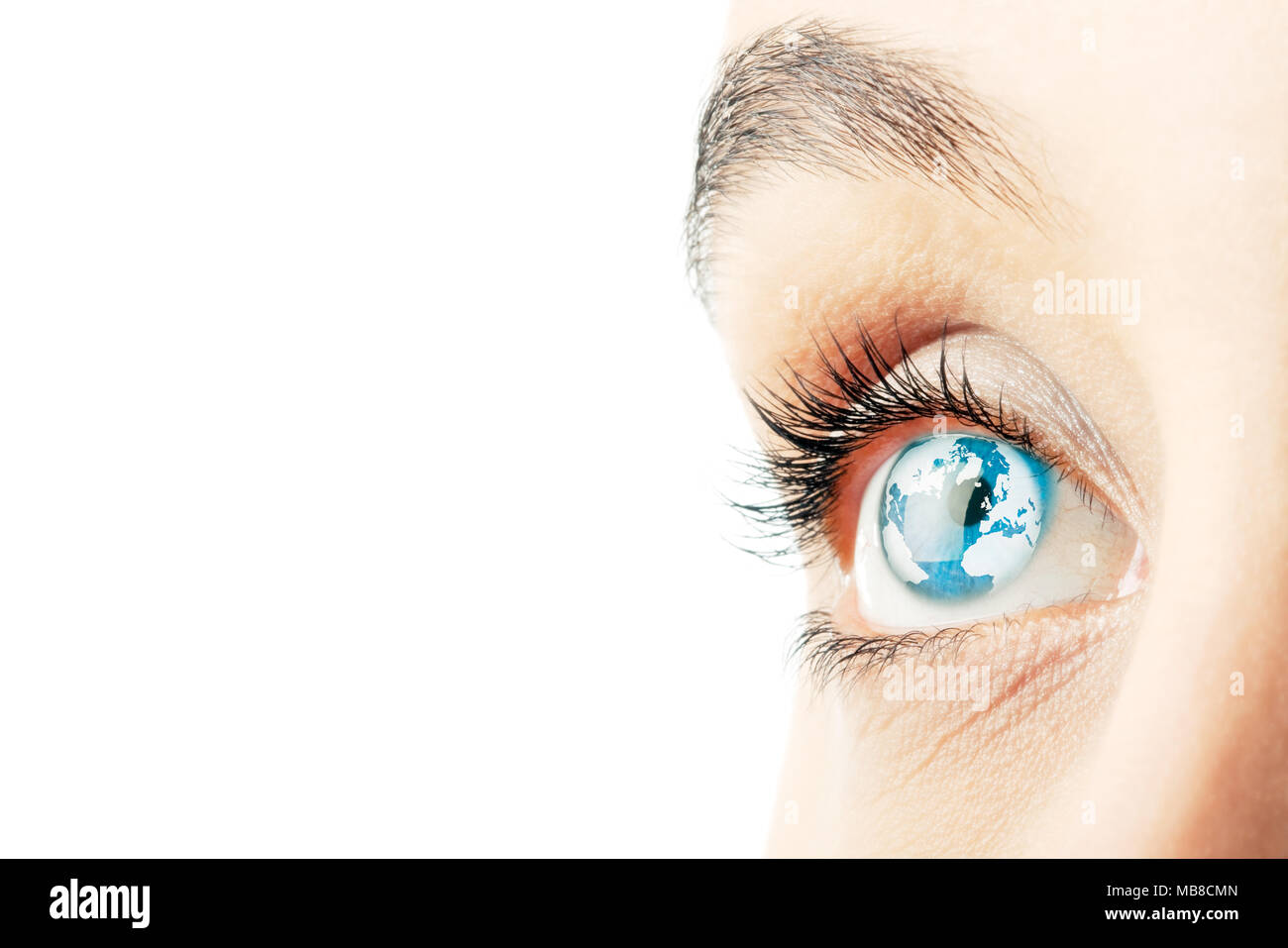 Nahaufnahme des Woman's Augen mit Weltkarte überlagert Stockfoto