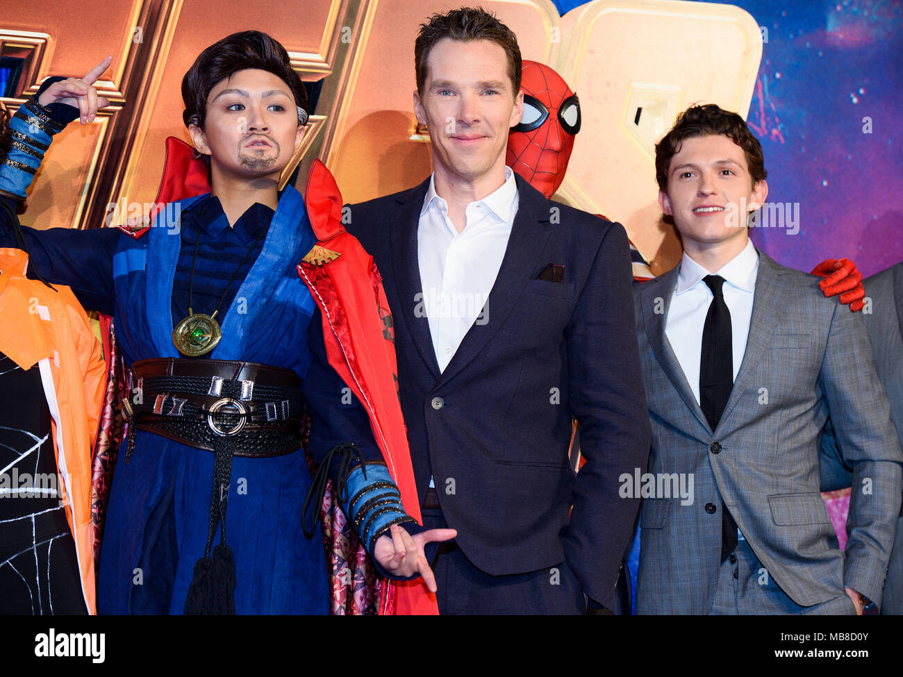 Benedict Cumberbatch (Mitte) und Tom Holland (rechts) posieren mit ein Wunder cosplayer an der Rächer: Infinity Krieg Großbritannien Ventilator Veranstaltung in Fernsehstudios in der Weißen Stadt, London. Stockfoto