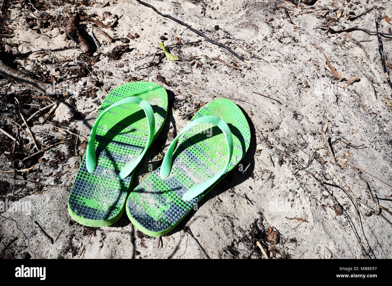 Gefühl verlassen. Green tangas Flip Flops am Strand Stockfoto