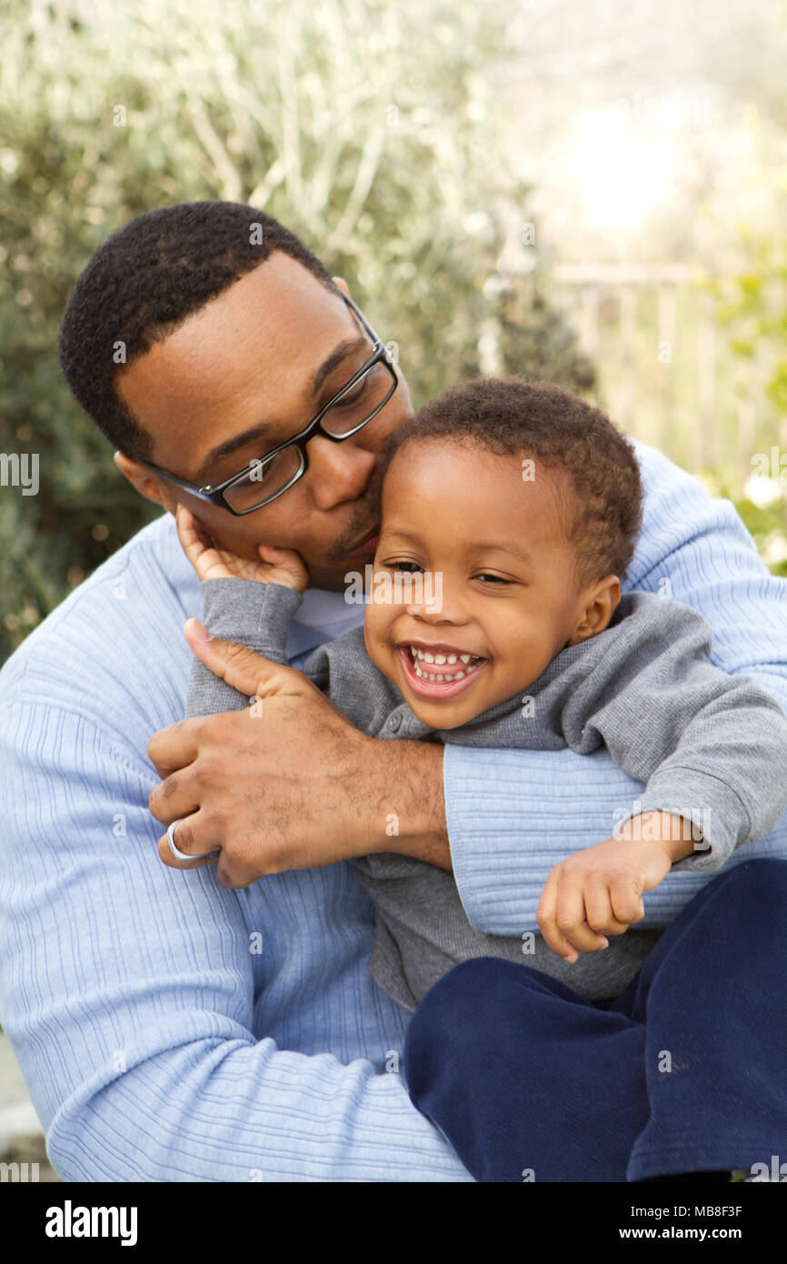 Vater umarmt und Lachen mit seinem Sohn. Stockfoto