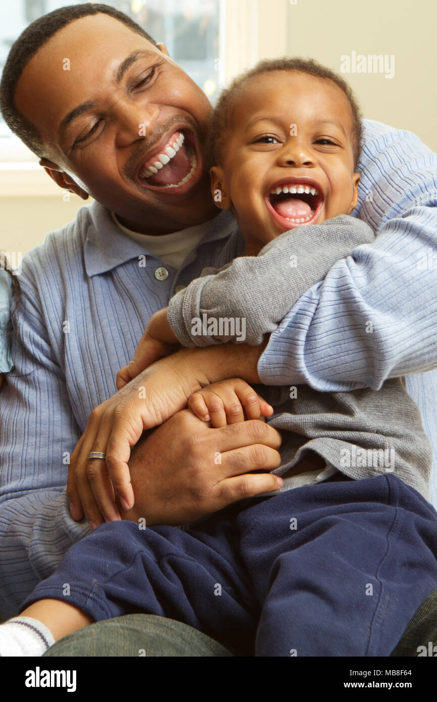 Vater umarmt und Lachen mit seinem Sohn. Stockfoto