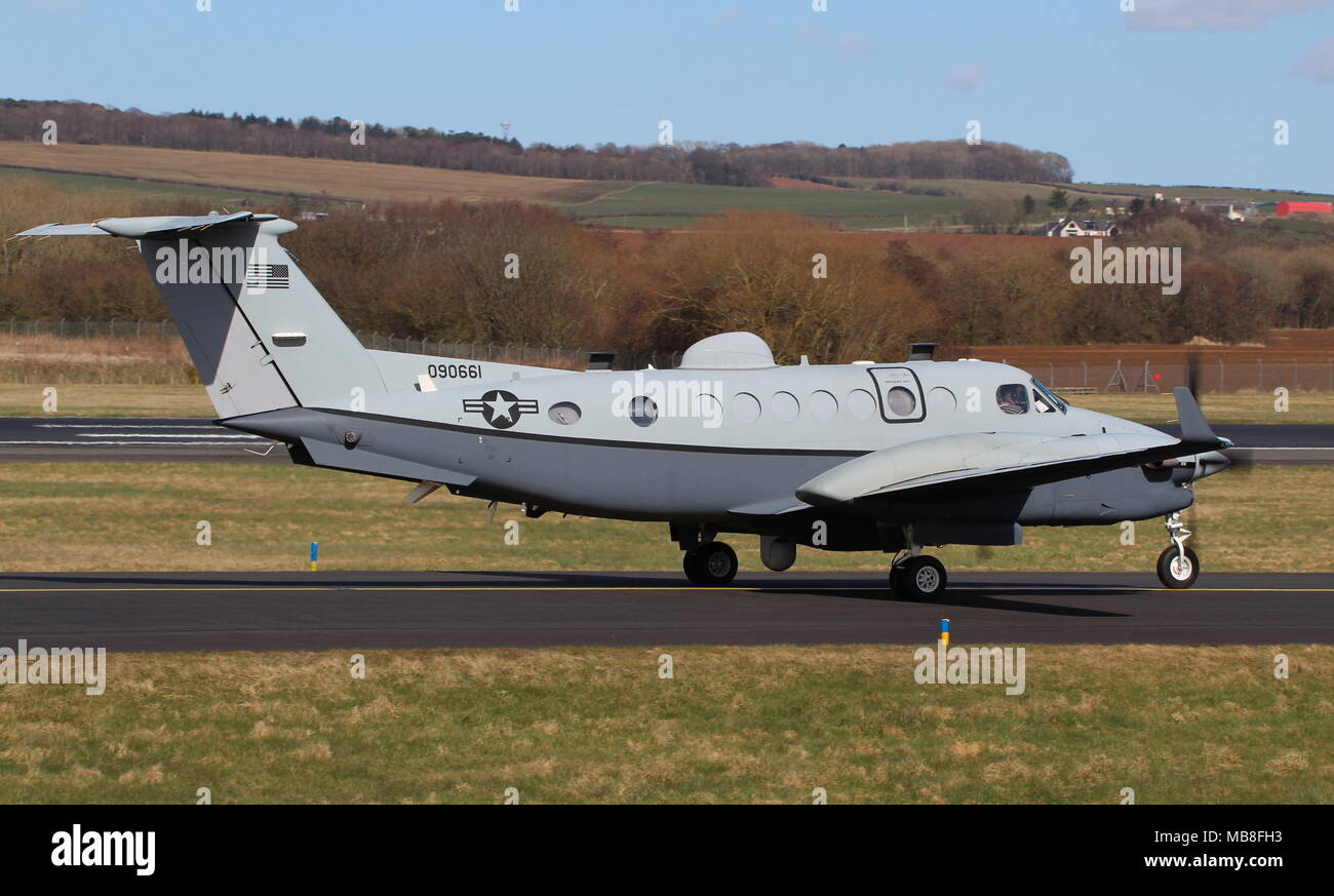 09-0661, einer Beechcraft MC-12 W Liberty betrieben von der United States Air Force, am Flughafen Prestwick, Ayrshire. Stockfoto