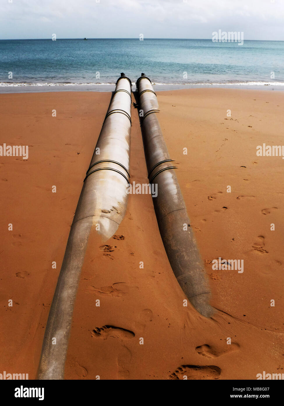 Wasserablaufschläuche am Strand bei Torquay Hervey Bay Queensland Australien Stockfoto Wasserablaufschläuche am Strand bei Torquay Hervey Bay Queensland Australien Stockfoto