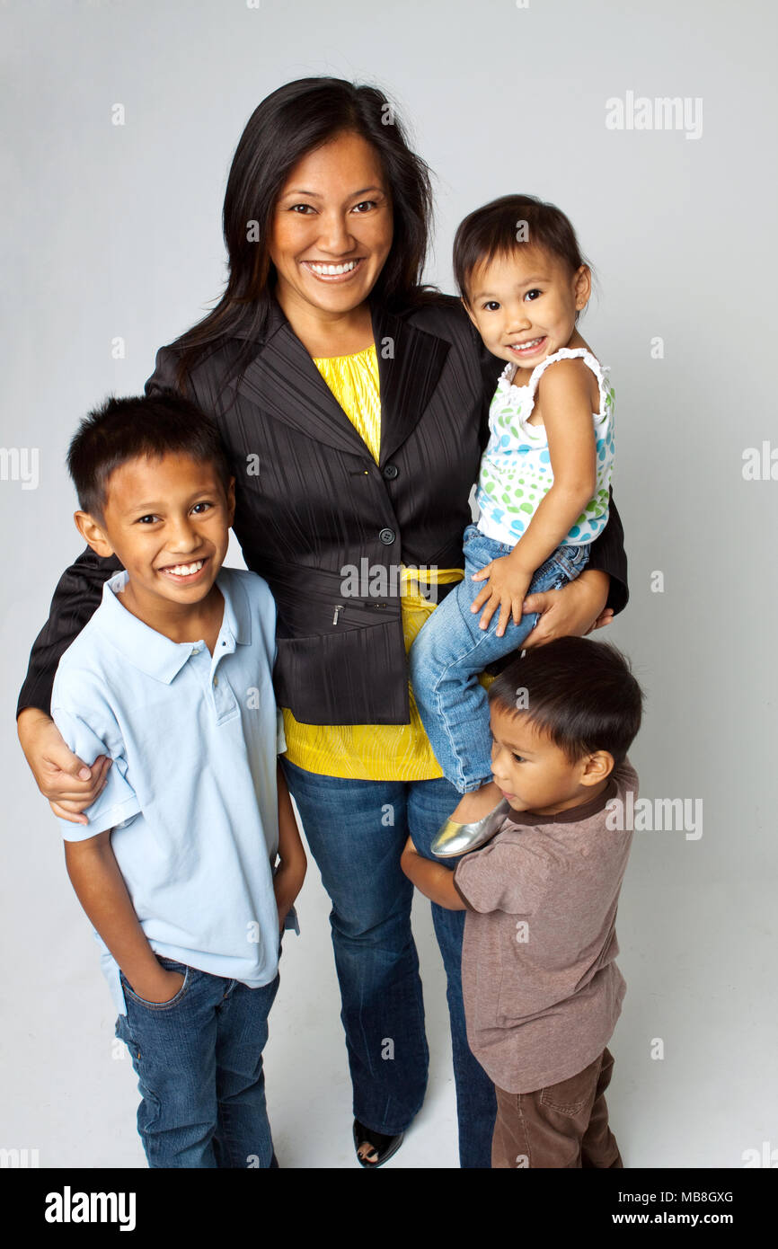 Gerne asiatische Mama mit ihren Kindern. Stockfoto
