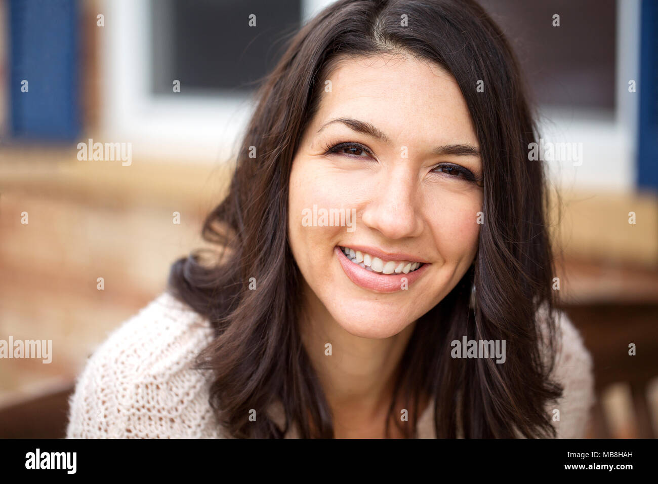 Latin Frau lächelnd. Stockfoto