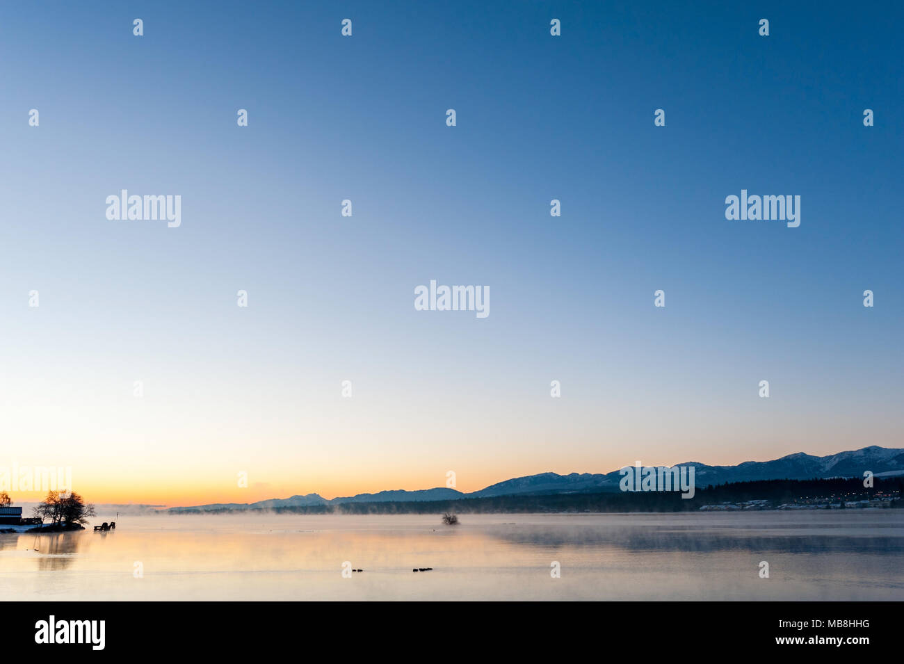 Morgennebel bei Sonnenaufgang an der Comox Mündung, Comox Valley, British Columbia Stockfoto