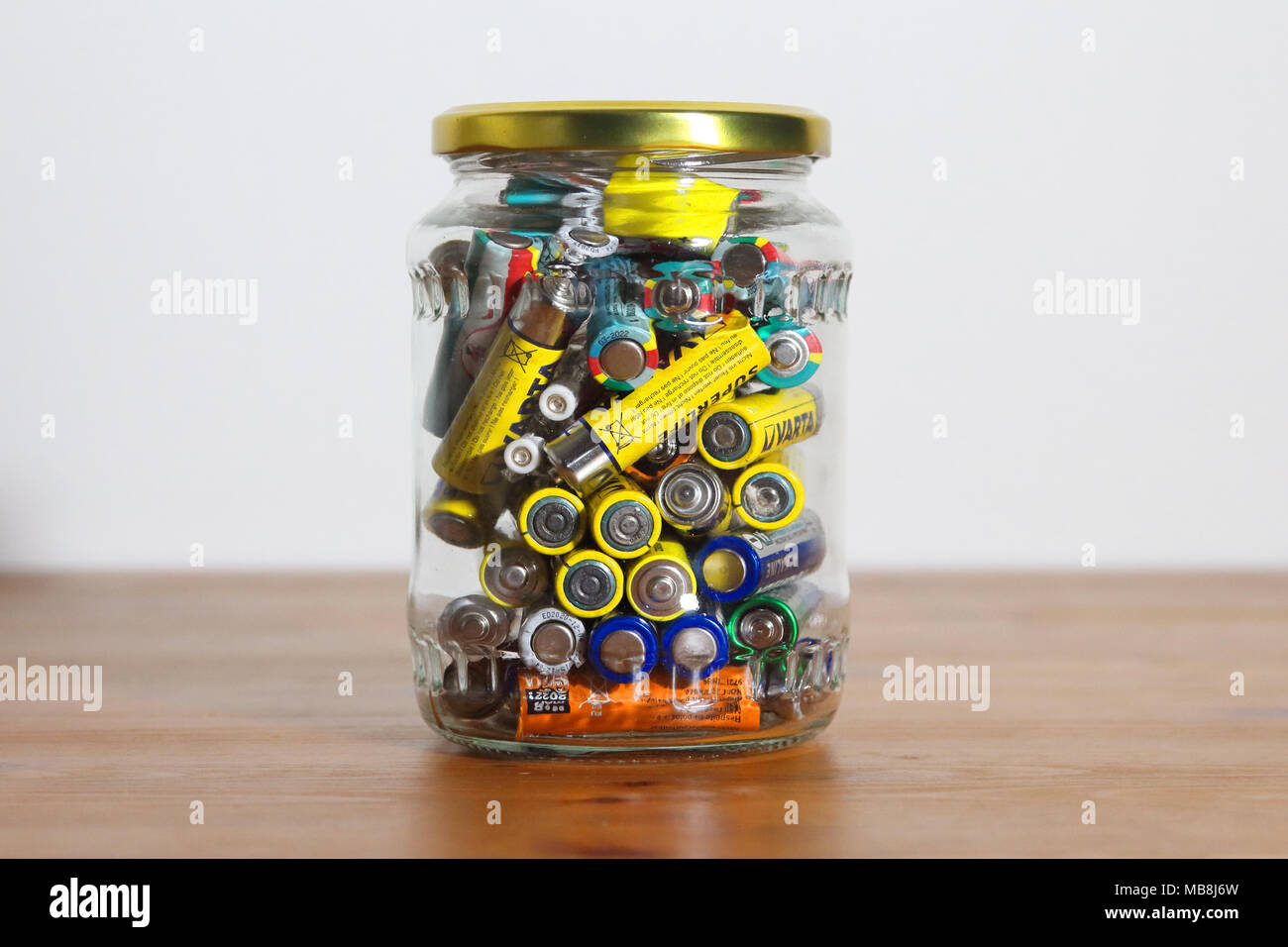 AA-Batterien in das Glas Stockfoto