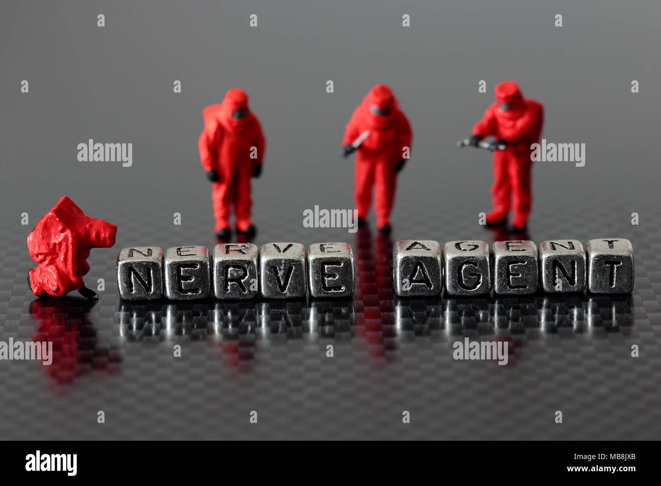 Nerv Agent auf Perlen mit einer Miniatur Modell Sicherheit chemicall Team Stockfoto Nerv Agent auf Perlen mit einer Miniatur Modell Sicherheit chemicall Team Stockfoto