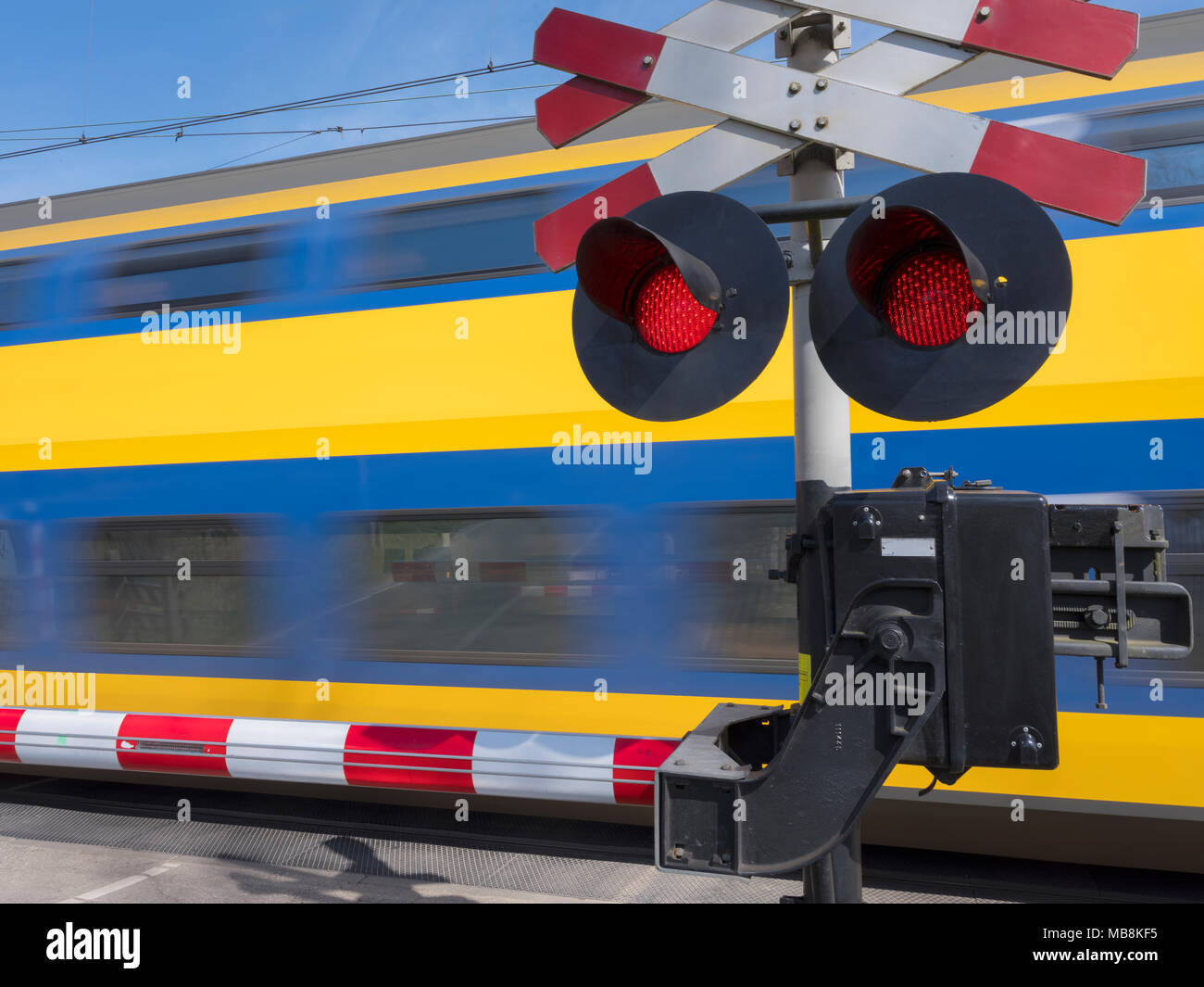 Blinkt rot Leuchtet beim Zug Bahnübergang. Stockfoto