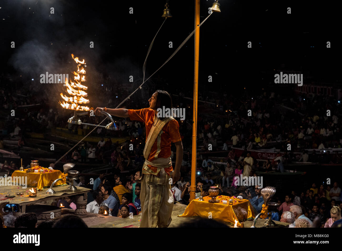 Männer führen Sie die nächtliche hinduistische Puja Rituale in Varanasi, Uttar Pradesh, Indien Stockfoto