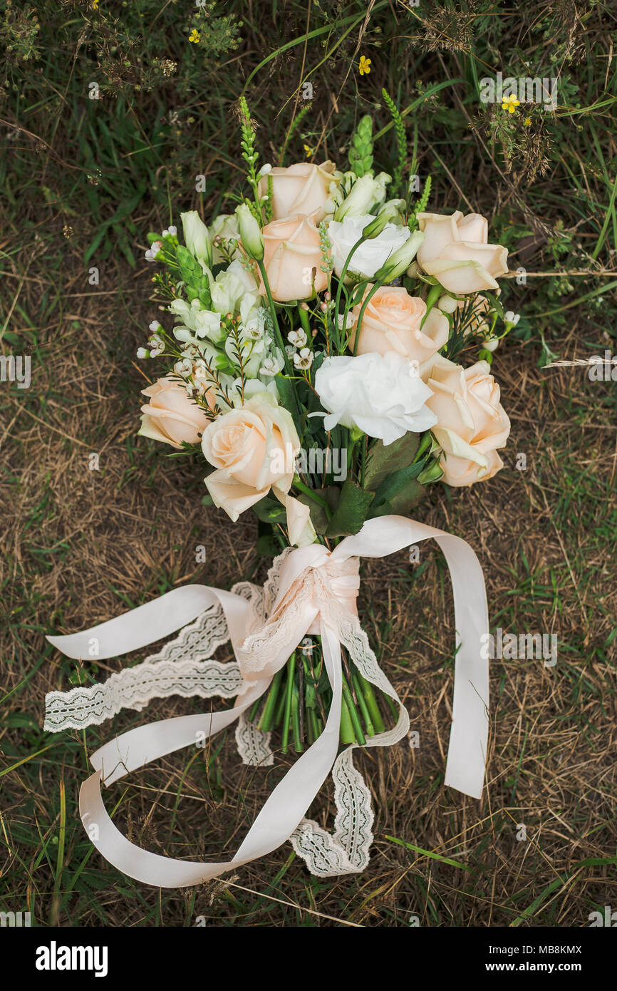 Blumenstrauß aus Braut Hochzeit Blumen auf Erde in Holz. Im rustikalen Stil von Elementen der Einrichtung. Ansicht von oben vertikal Farbe Foto. Stockfoto