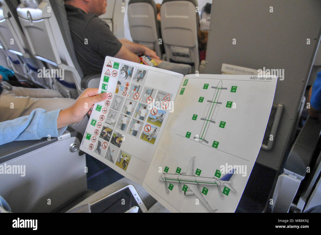 Innenraum der Kabine eines Airbus A321 der Lufthansa Passagiere ist das Lesen des Safety Manual Stockfoto