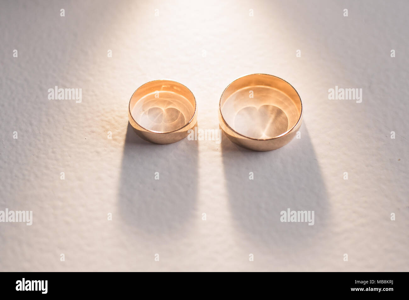 Detailansicht von zwei golden glänzenden Ringe. Horizontale clor Fotografie. Stockfoto