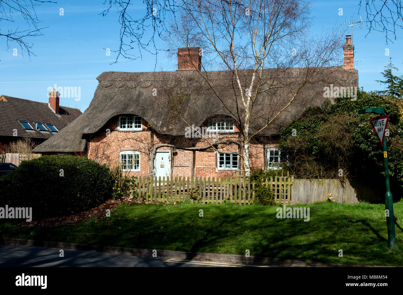 Ein Reetdachhaus in Meriden Village, West Midlands, England, Großbritannien Stockfoto