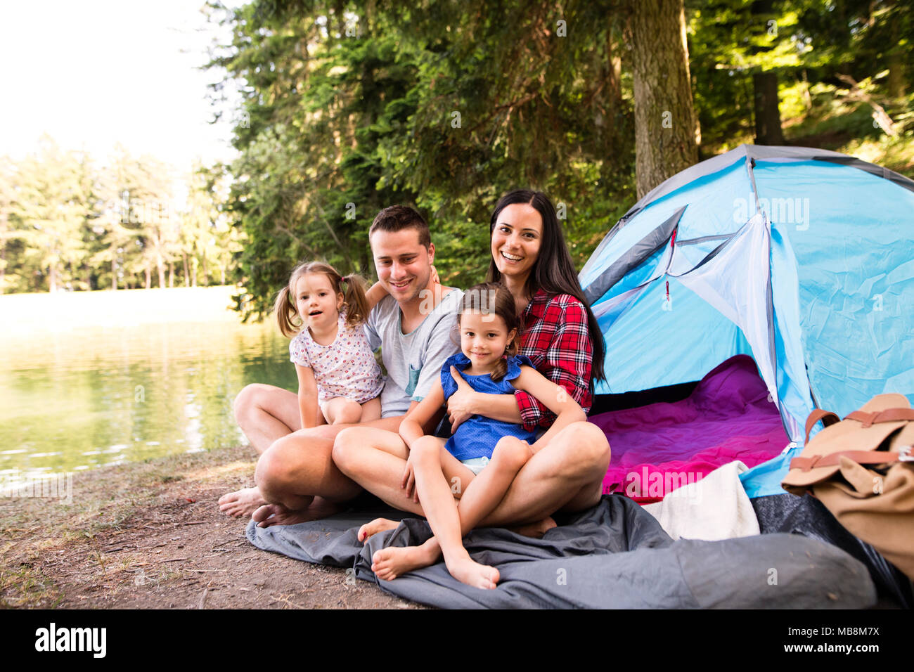 Schöne junge Familie mit Töchtern camping im Wald Stockfotografie - Alamy