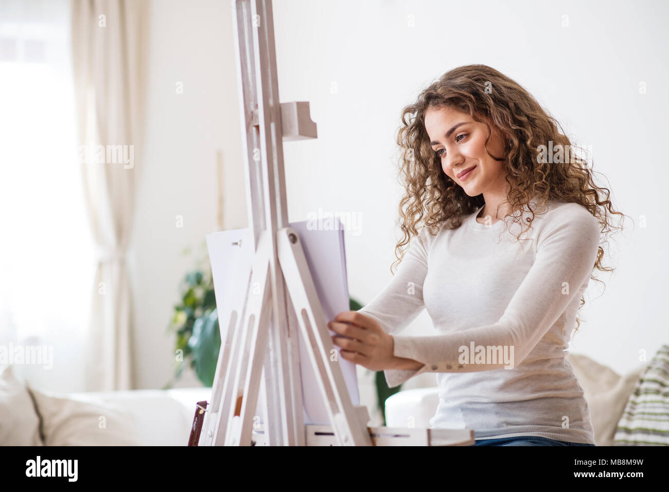 Ein junges Mädchen malen ein Bild zu Hause. Stockfoto