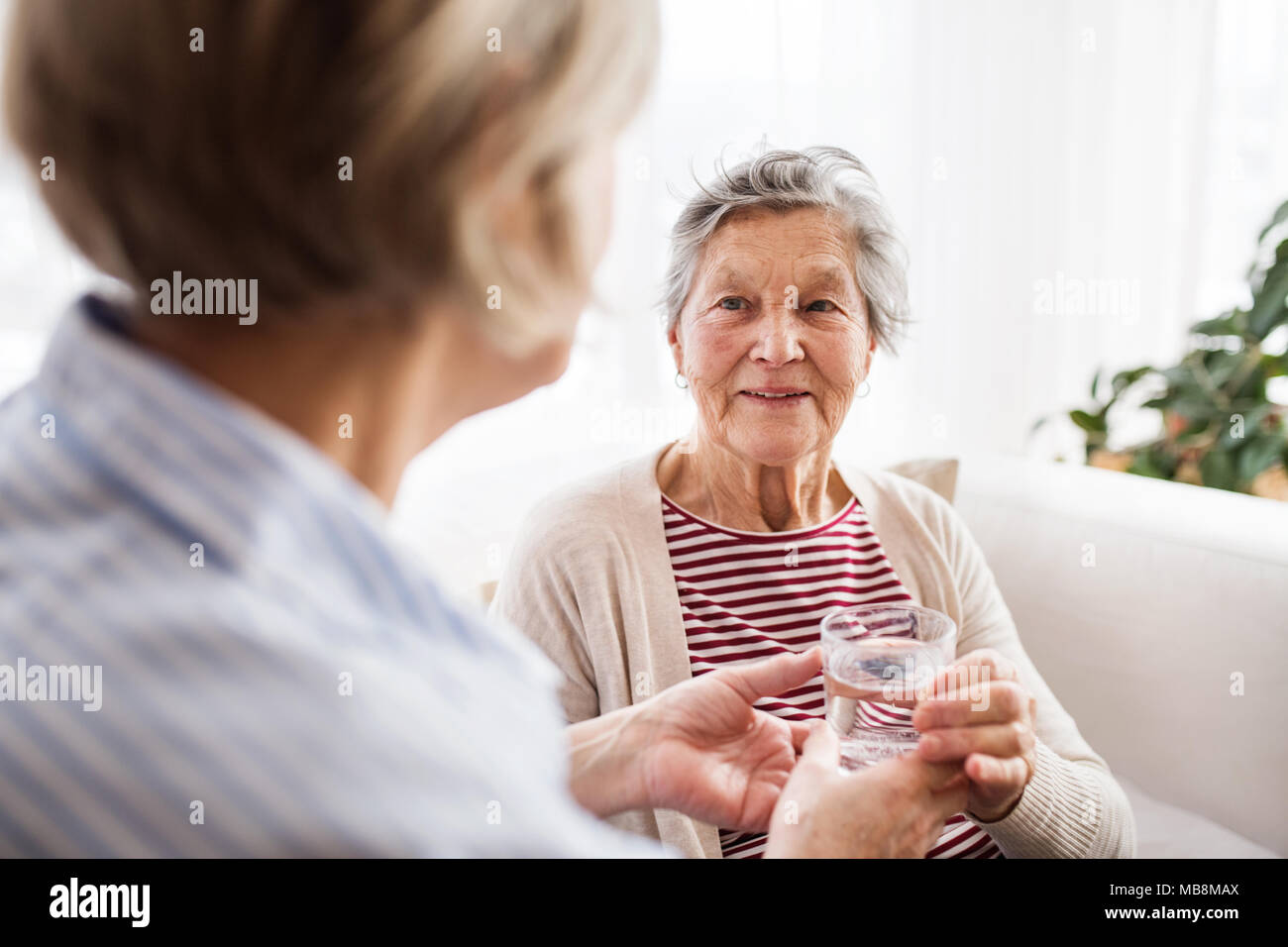 Ältere Frauen, die zu Hause. Stockfoto