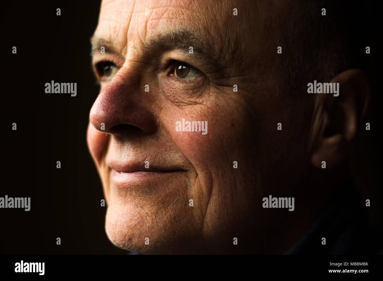 Close-up Portrait von einem älteren Mann lächelnd. Stockfoto