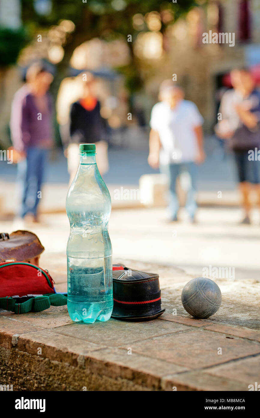 Männer Petanque spielen in einem französischen Dorf Stockfoto