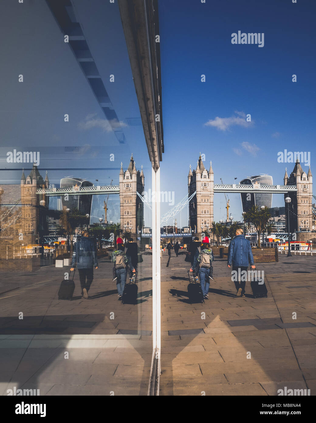 Touristen in London Tower Bridge Stockfoto