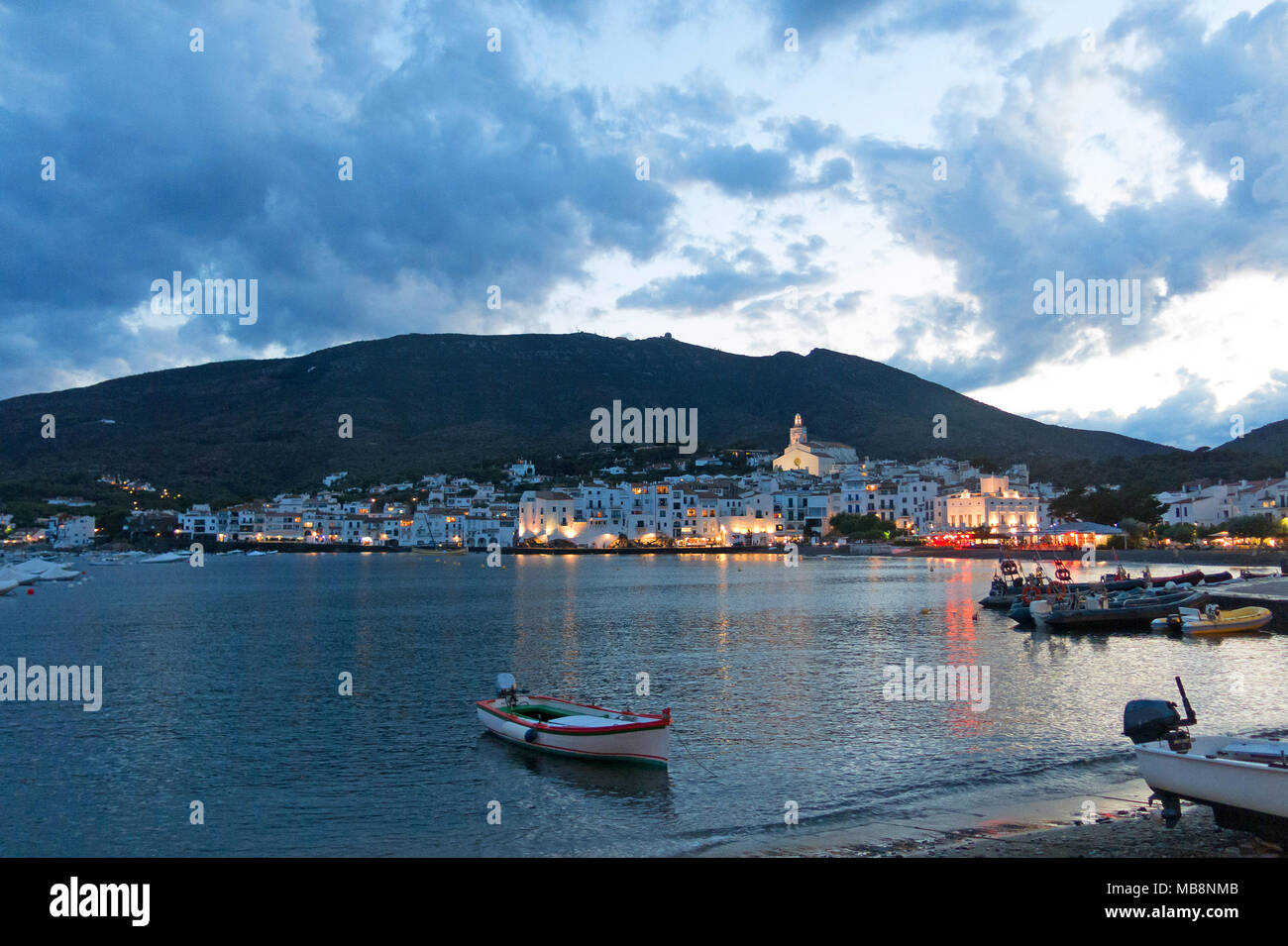 Cadaques Sonnenuntergang. Romantik im Mittelmeer. Das Dorf von Salvador Dali, Costa Brava, Girona, Katalonien, Spanien. Stockfoto