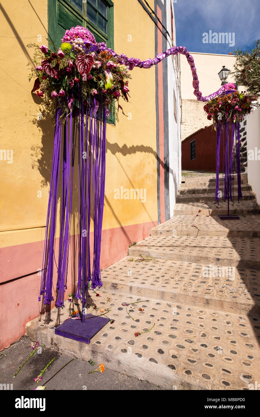 Anzeige von floralen skulpturale Installationen, Pascua Florida, blumige Ostern, in den Straßen von El Gastor installiert die verschiedenen signi zu vertreten Stockfoto