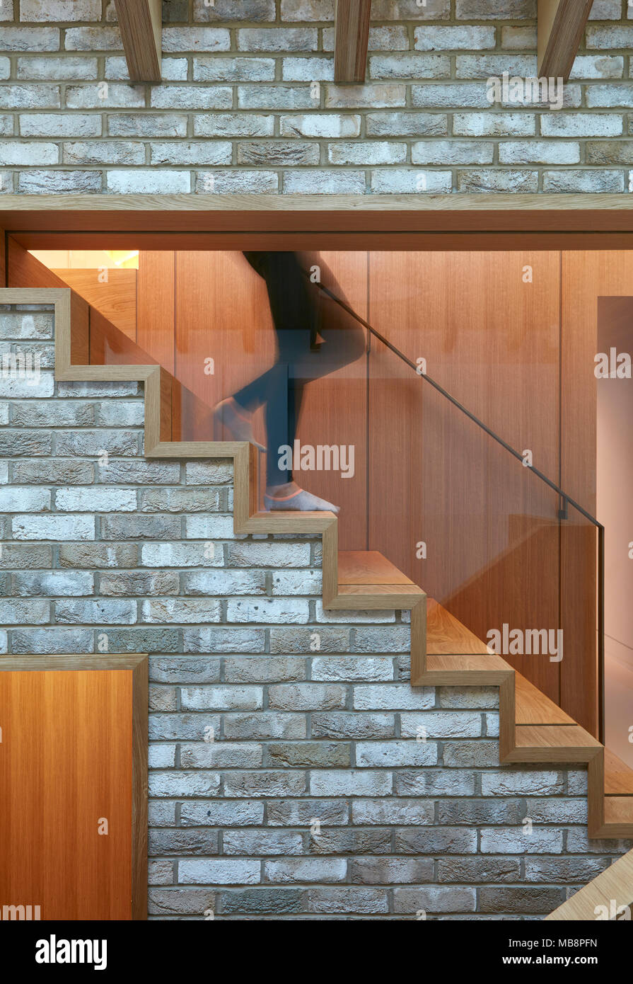 Treppe. Hidden House, London, Vereinigtes Königreich. Architekt: LTS Architekten, 2016. Stockfoto